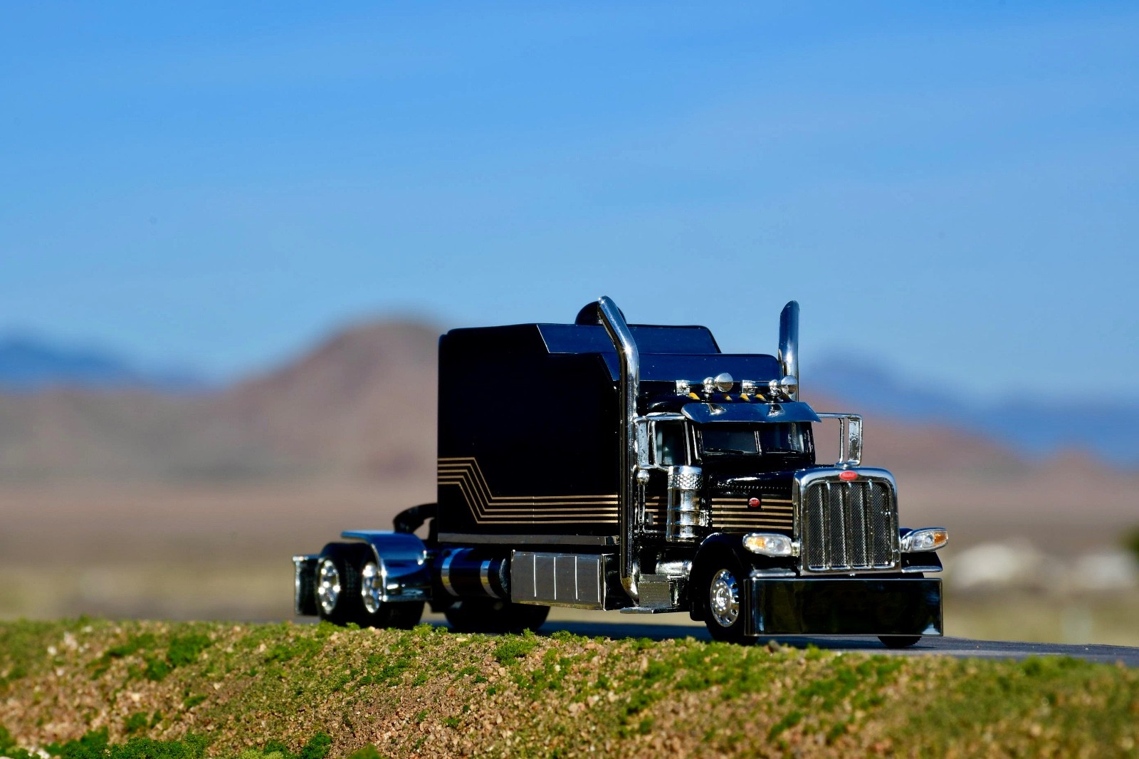 1/64 DCP Smokey and the Bandit Peterbilt 389 with standup custom built sleeper