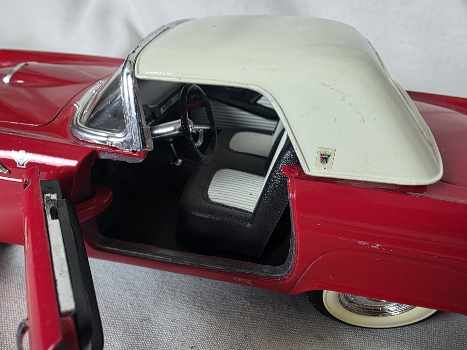 Road Tough – 1:18 Scale 1955 Red Tbird Removable Hard Top Convertible P24