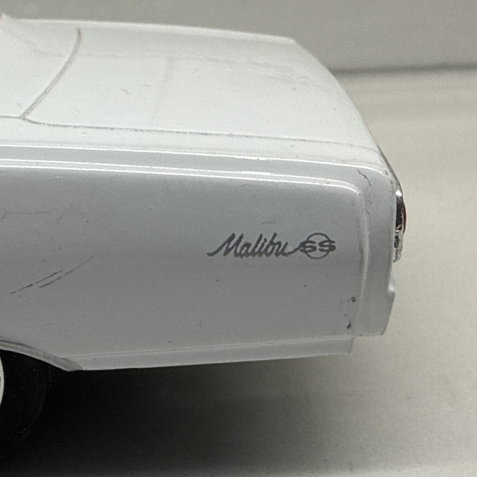 Saico White 1965 Chevy Chevell SS 396 Z-16 1:24 Scale Diecast Model – Ships Fast