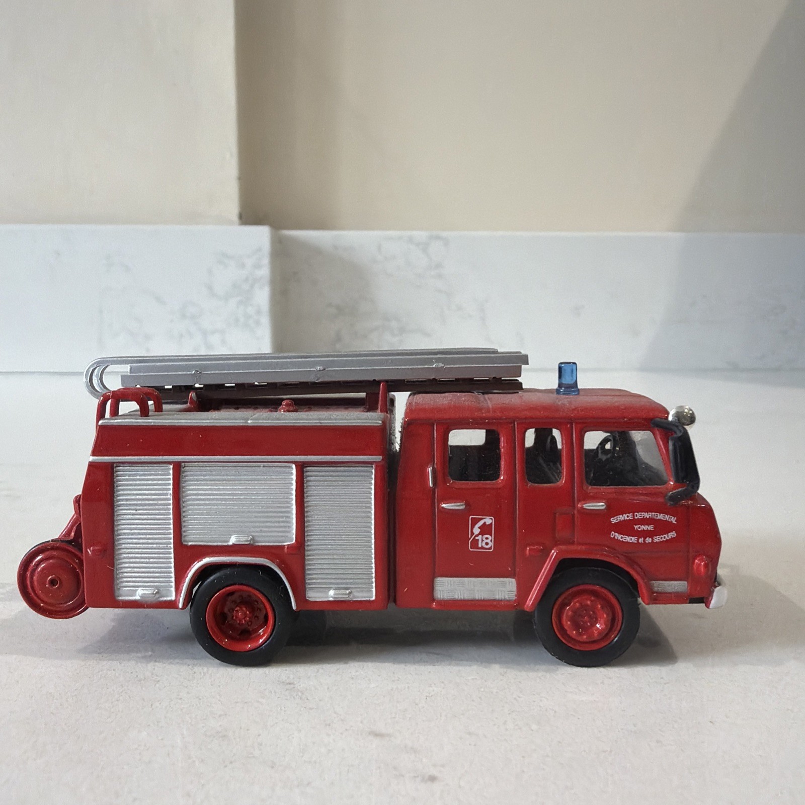 1:72 scale French truck 1980 Berliet 770 KB 6 diecast model fire engine