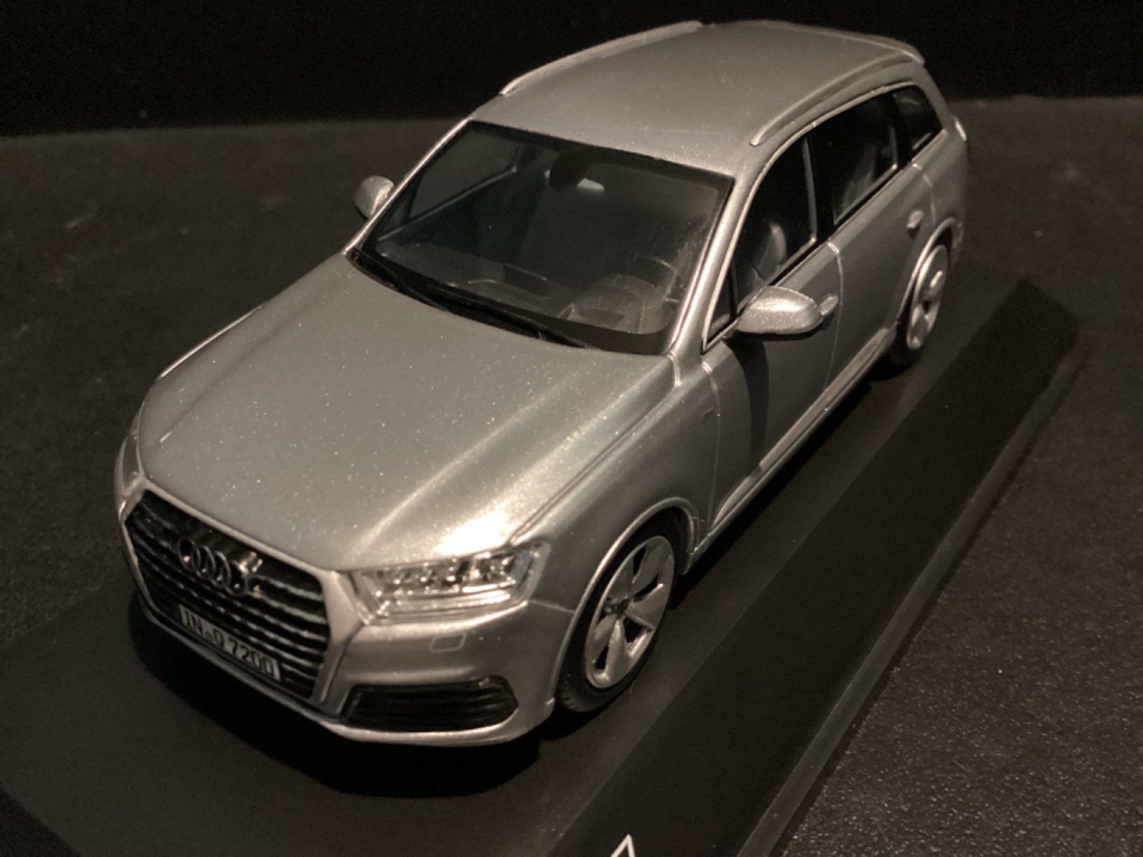 Audi Q7 Type 4M 2016 Special Dealer Edition Diecast Vehicle in scale 1/43