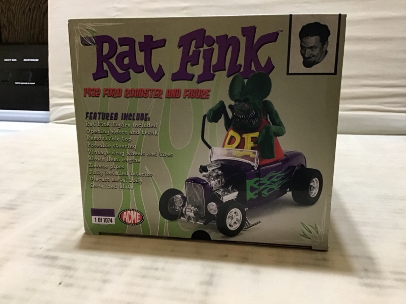FORD 1932 RAT FINK WITH FIGURE PURPLE FLAMED ROADSTER 1/18 ACME #A1805020 NICE