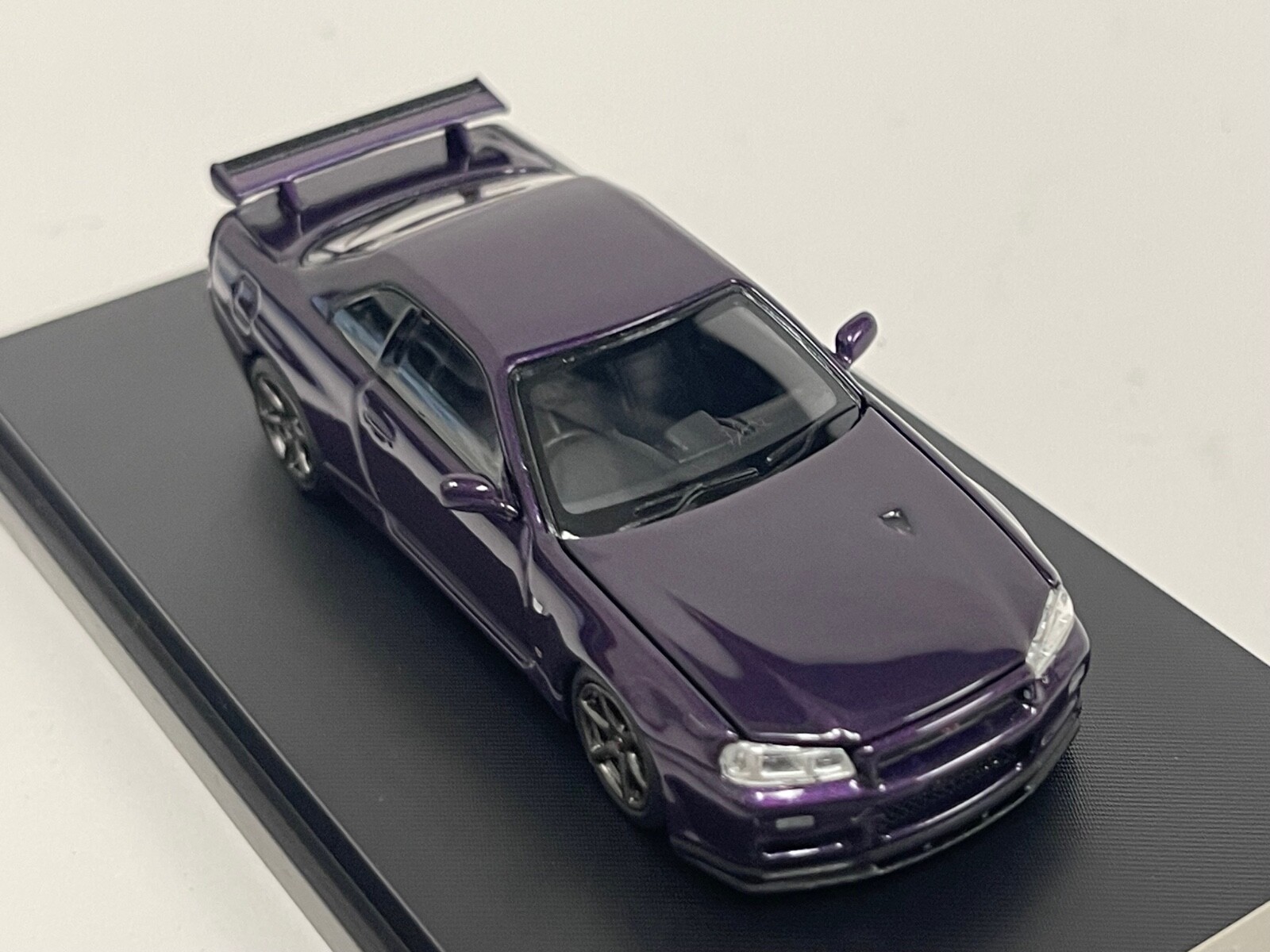 1/64 Motorhelix Nissan Skyline GT-R R34 V Spec II in Purple lmtd 599 pcs 64-002
