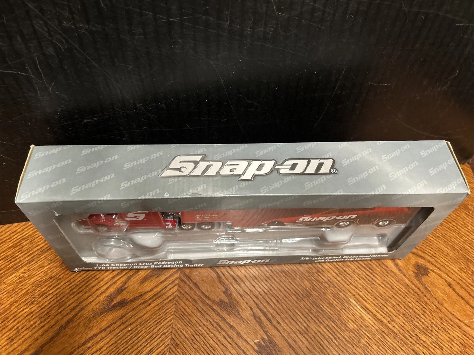 SNAP-ON Cruz Pedregon Volvo 770 Tractor Drop-Bed Trailer 1:64 – Missing Ratchet