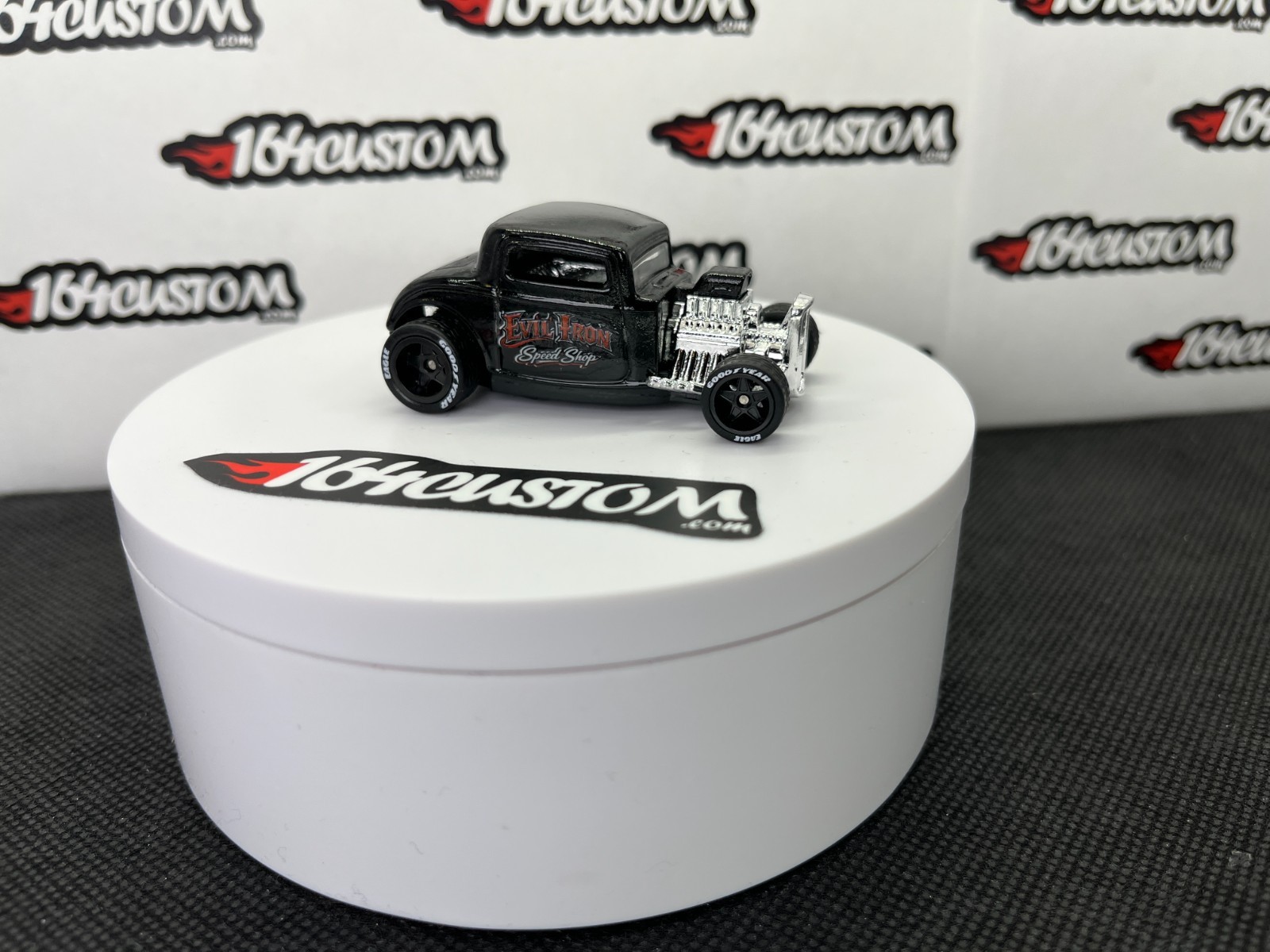 Hot Wheels ’32 Ford Custom Evil Iron Speed Shop Pin UP Rat Rod Real Riders, Card