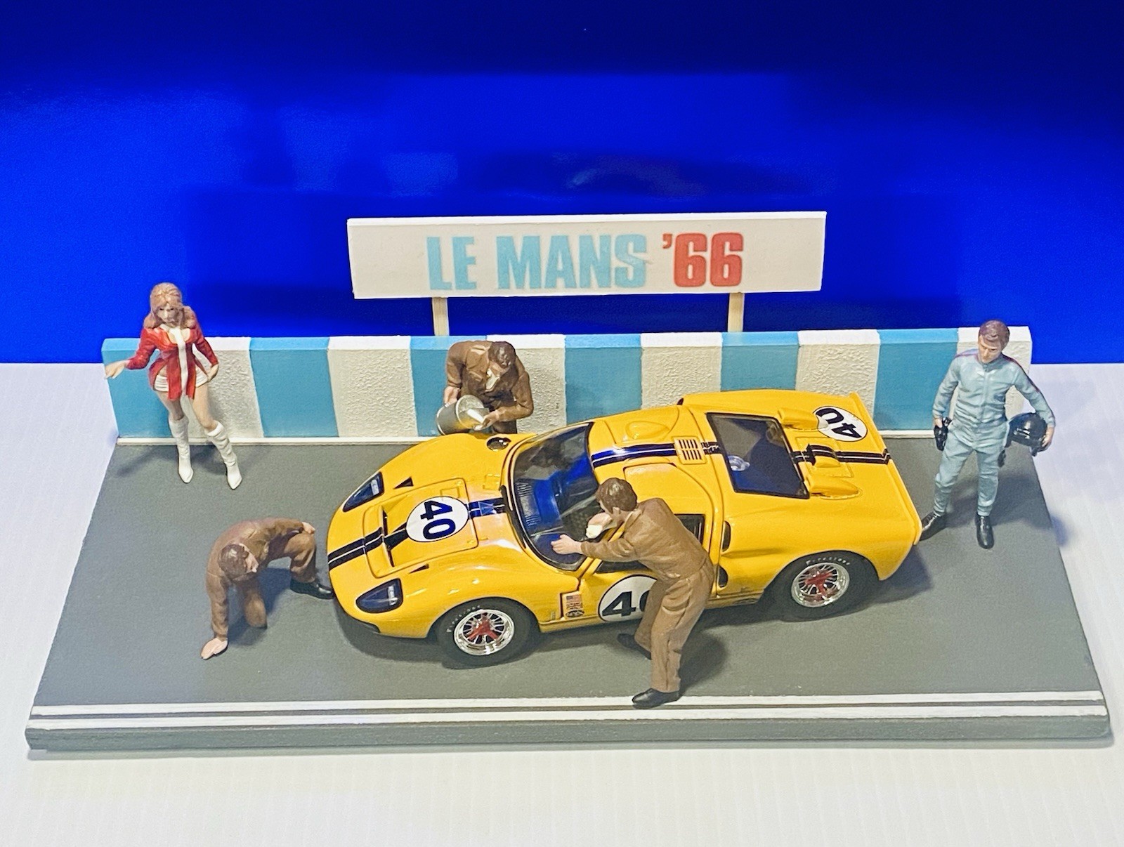 Wix 1966 Ford GT40 + Box & COA +5 Am. Diorama Race Day Figures + Custom Display
