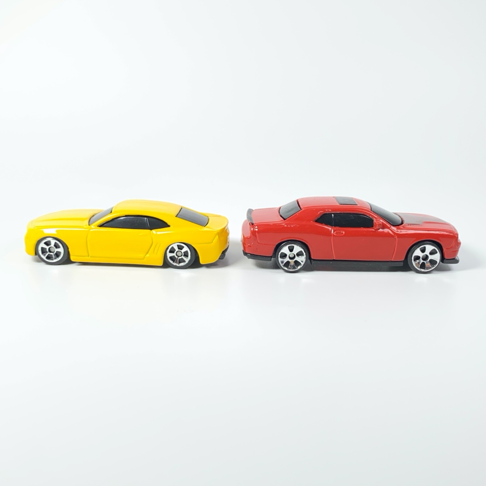 Maisto Lot 2006 Chevy Camaro Concept Yellow, 2008 Dodge Challenger SRT8 Red 1:64