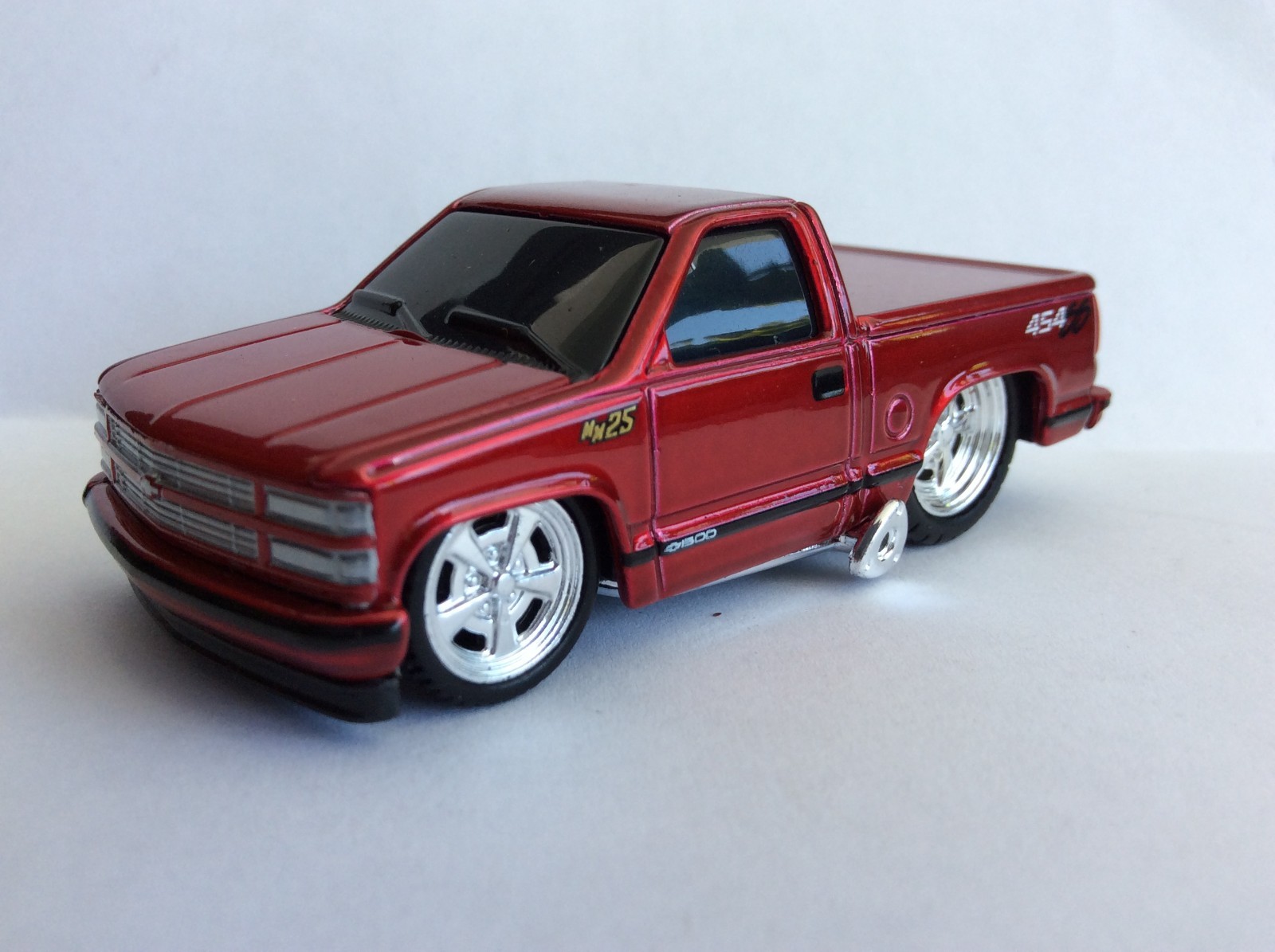 MUSCLE MACHINES 1993 CHEVROLET 454 SS PICKUP TRUCK – 1/64 DIECAST – RED
