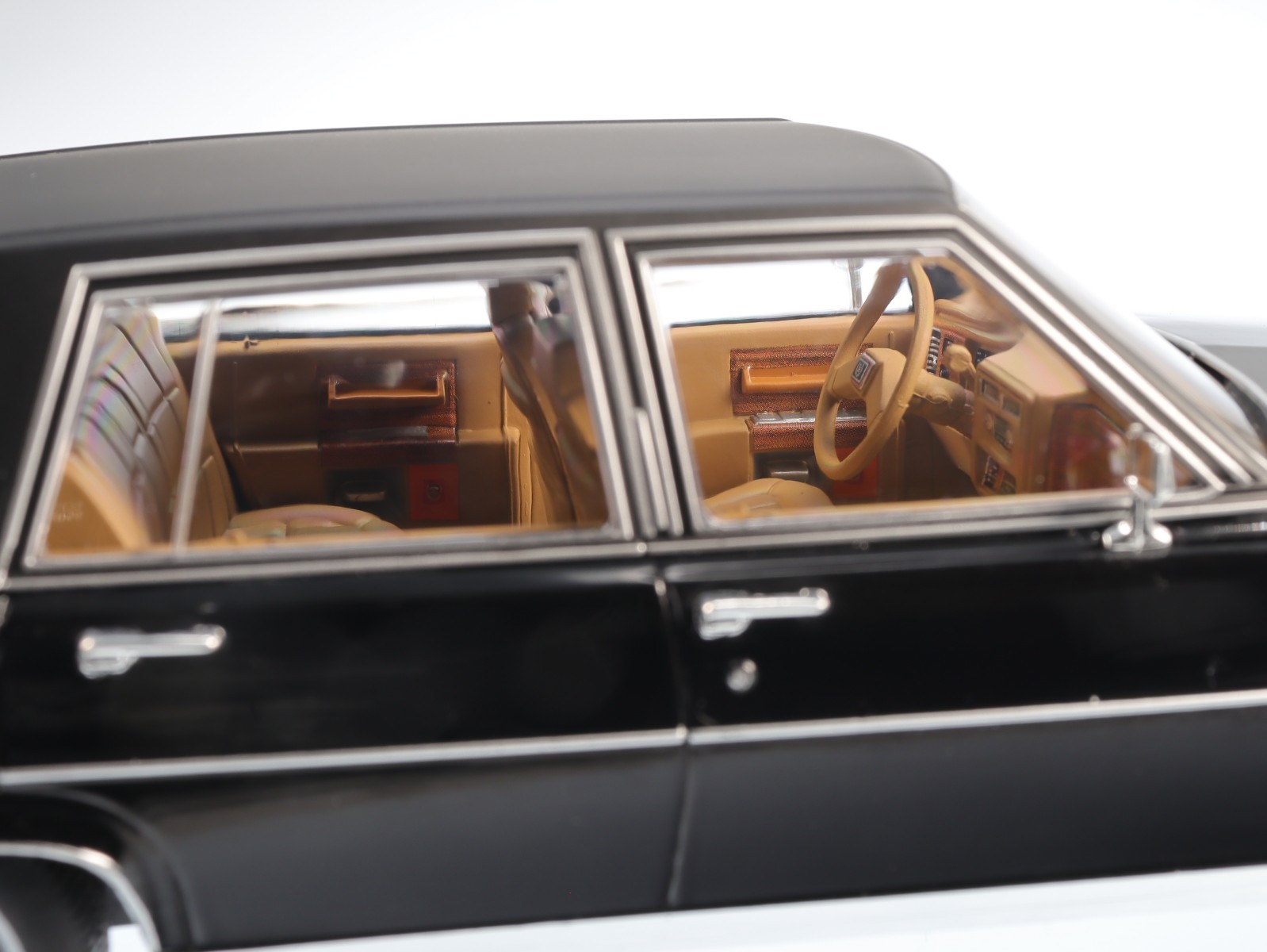Cadillac Fleetwood Brougham 1982 Black diecast model car 18250 MCG 1:18
