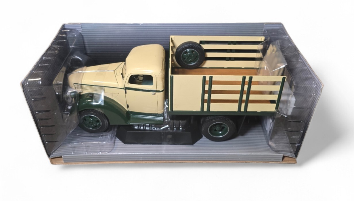 1/16 Scale Ertl Highway 61 Die-Cast 1940 FORD Medium Duty Stake Truck NIB