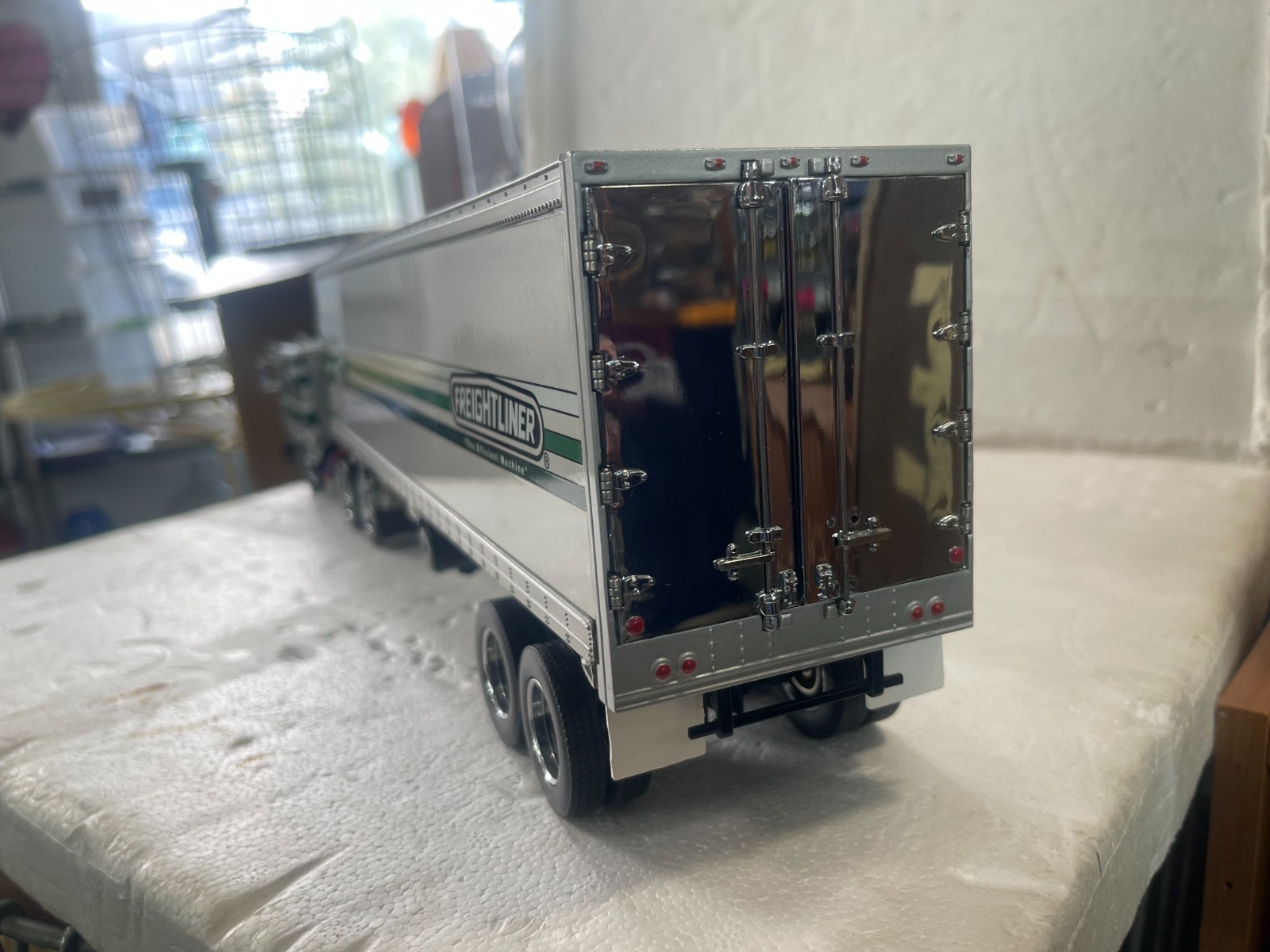 EXTREMELY RARE FRANKLIN MINT 1979 FREIGHTLINER C.O.E. AND REFRIDGERATED TRAILER