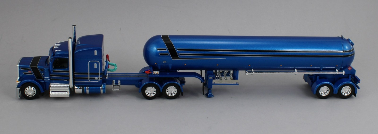 DCP 1:64 *BLUE & BLACK* Peterbilt 589 70″ Midroof w/MISSISSIPPI LP TANKER NIB!
