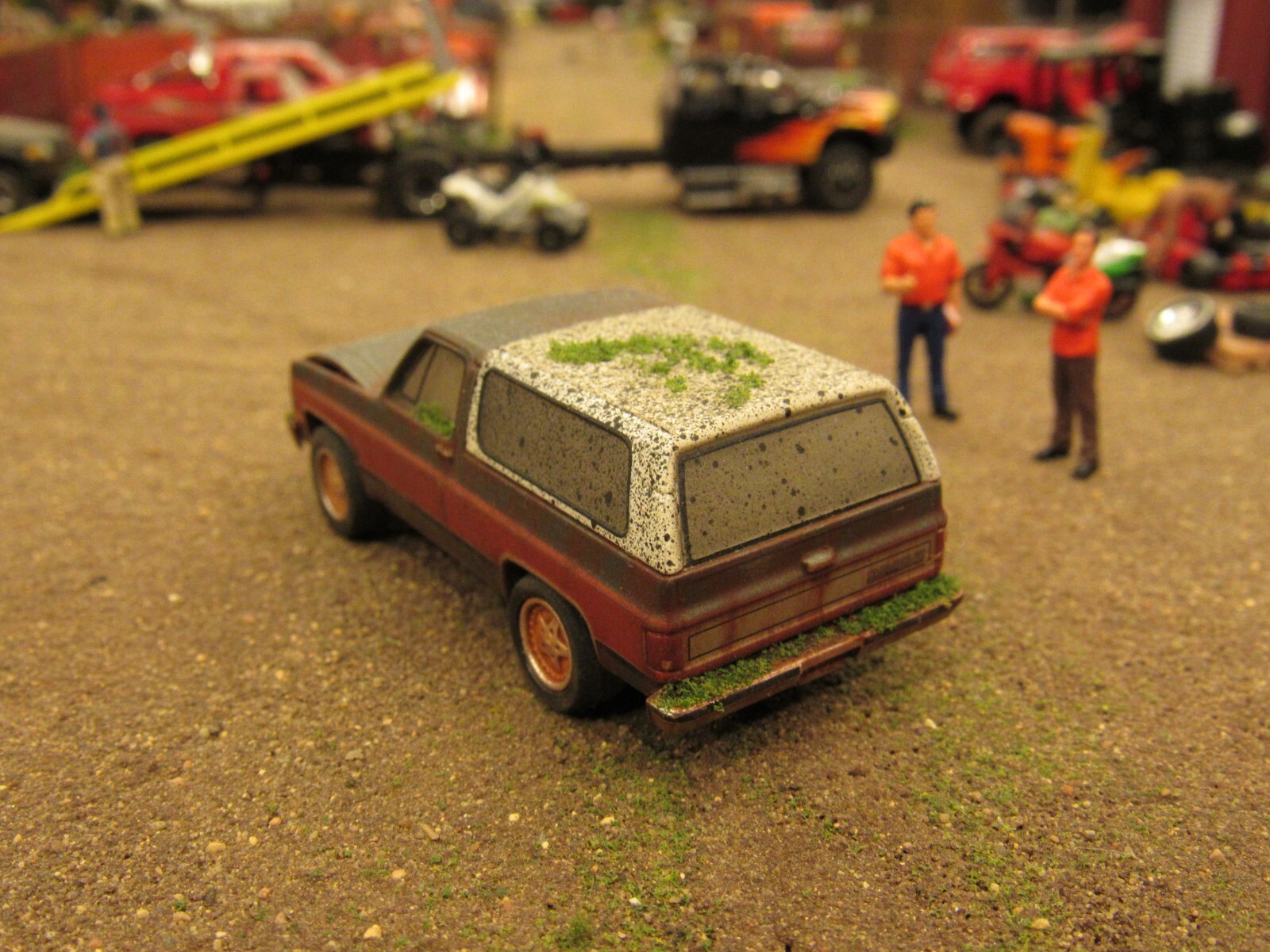 CUSTOM BUILT WEATHERED RUSTY JUNK PARTS YARD 1980’s CHEVY K5 BLAZER 4X4 1:64/