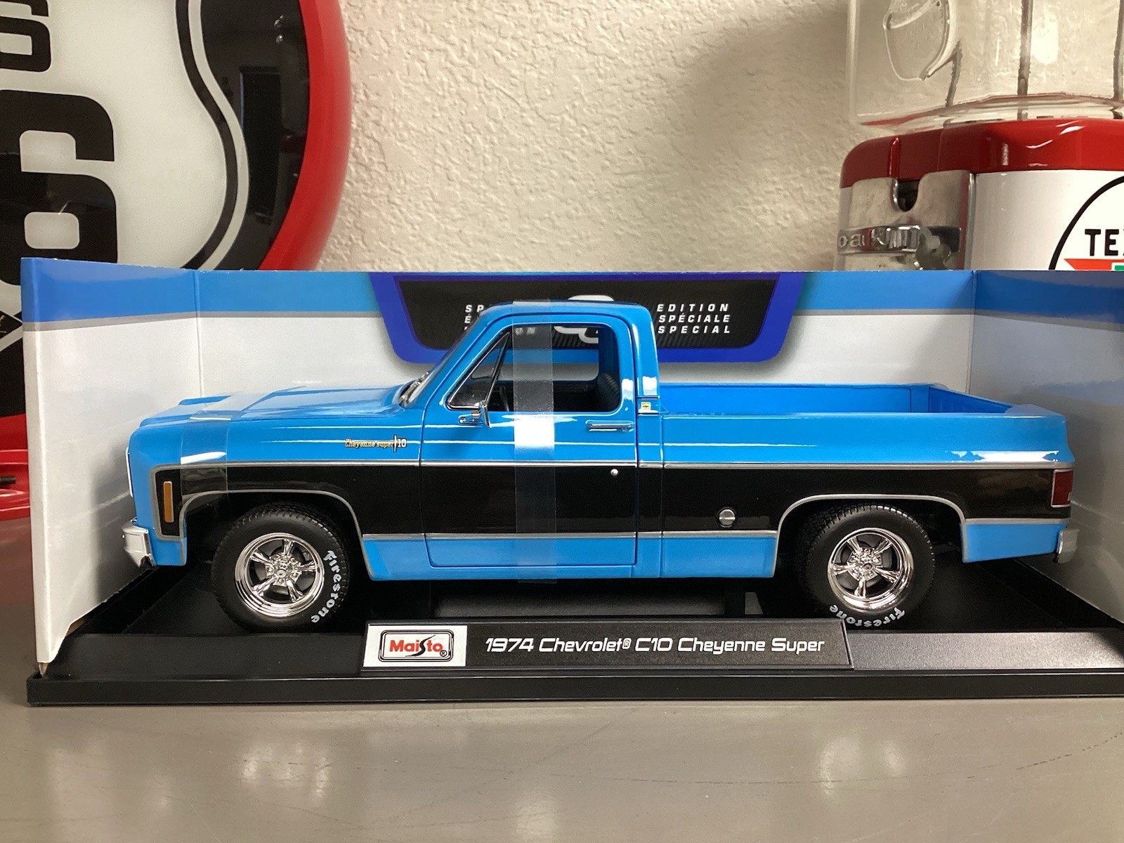 Maisto 1974 Chevrolet C/10 Cheyenne Super 1:18 Scale Special Edition Diecast