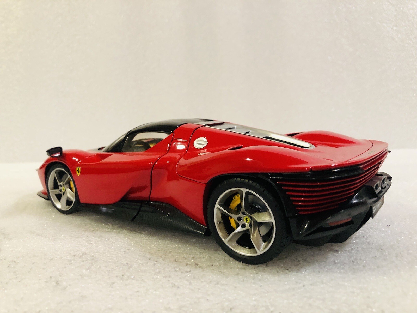 1/18 Bburago Ferrari Daytona SP3 Rosso Corsa Spider Closed Version Signature