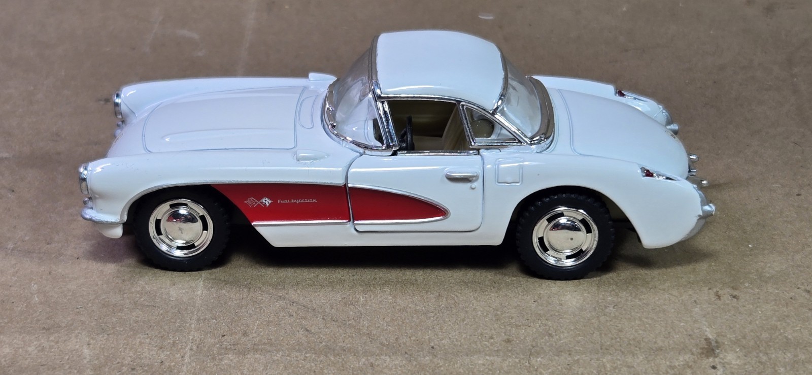 Kintoy Mfg. 1957 Chevrolet White and Red Corvette Die-Cast Car – 1:34 Scale