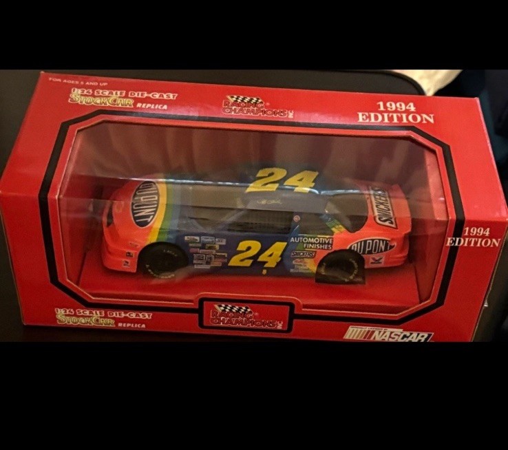 Racing Champions Jeff Gordon 1994 NASCAR #24 DuPont 1:24 Diecast Car & Gym Bag