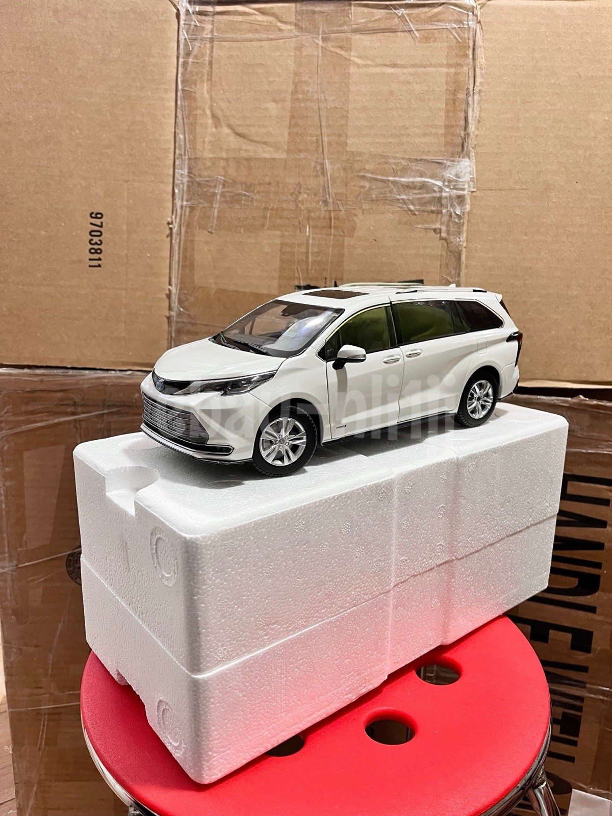 1:18 Scale 2021~2026 Toyota Sienna Limited Ice White Minivan Diecast Model Car