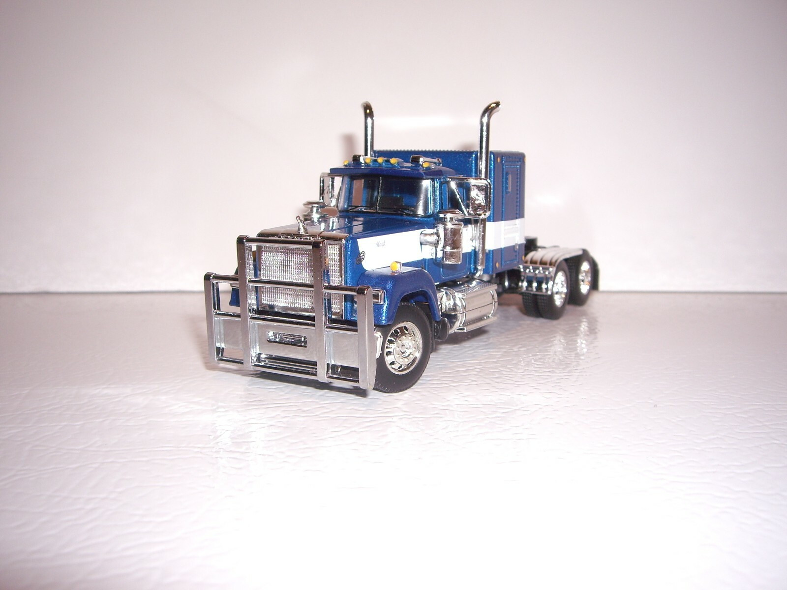 DCP FIRST GEAR 1/64 BLUE AND WHITE MACK SUPERLINER WITH 60″ SLEEPER