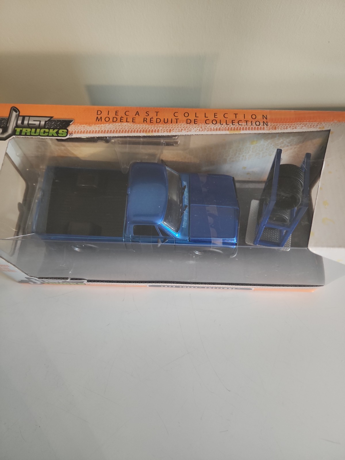 JADA TOYS JUST TRUCKS 1972 CHEVROLET CHEYENNE 1 24 SCALE DIECAST BLACK AND BLUE