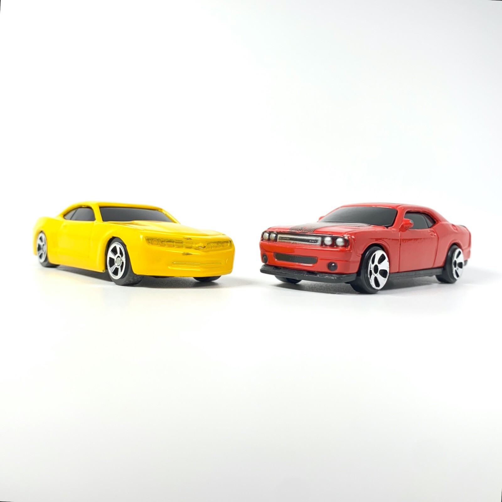 Maisto Lot 2006 Chevy Camaro Concept Yellow, 2008 Dodge Challenger SRT8 Red 1:64