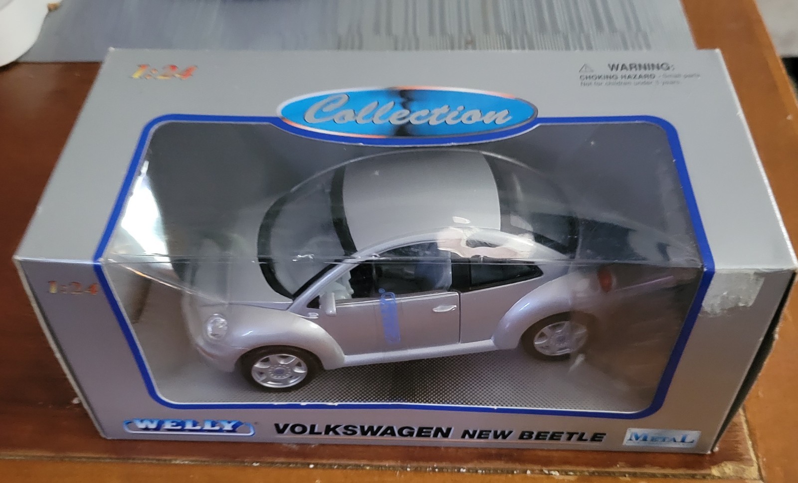 Welly VW New Beetle Die Cast Metal and Plastic Parts 1:24 Esurance Gray
