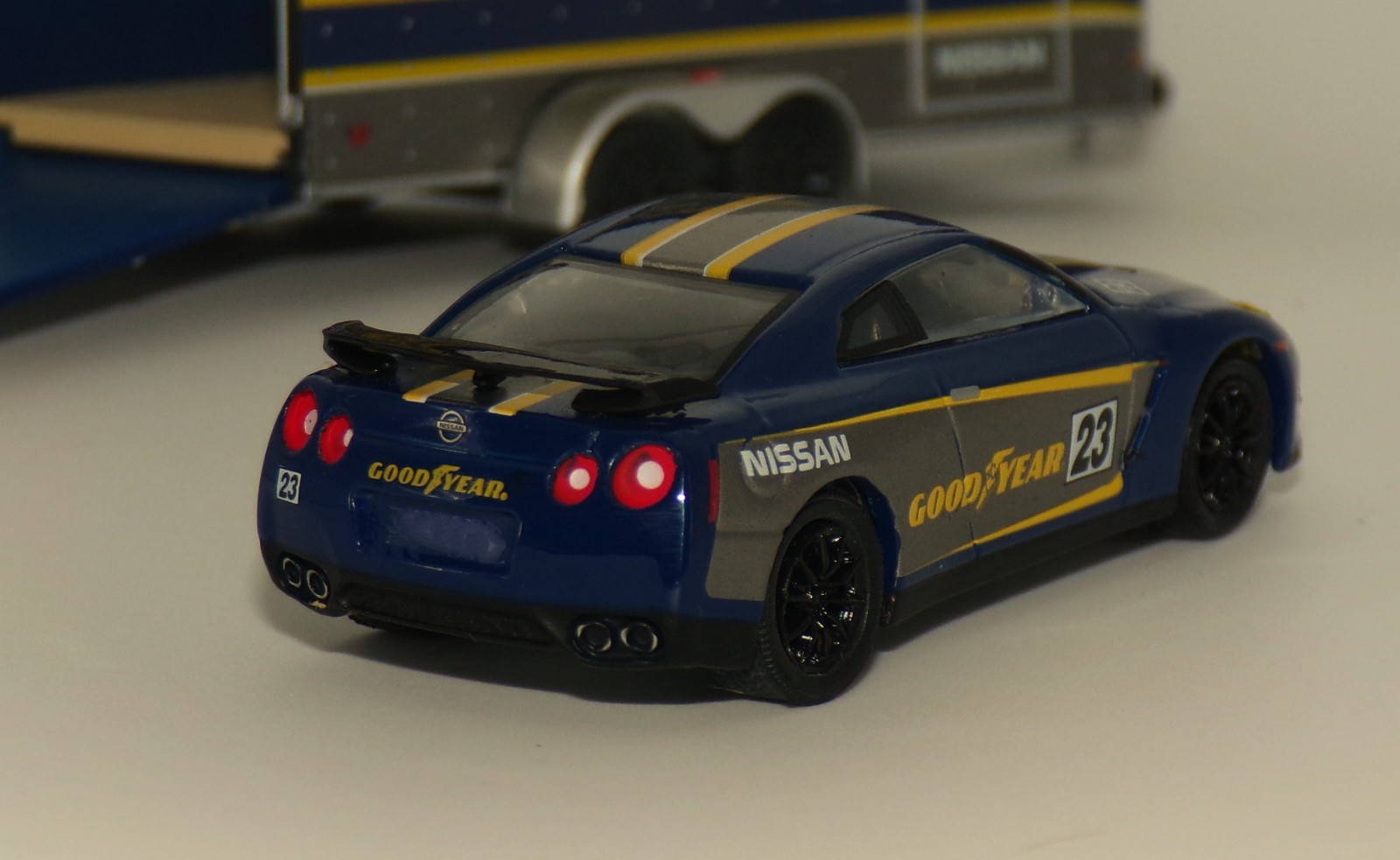 2014 Nissan GT-R (R35)-2015 Ford F-150-Enclosed Car Hauler…Greenlight…..1:64