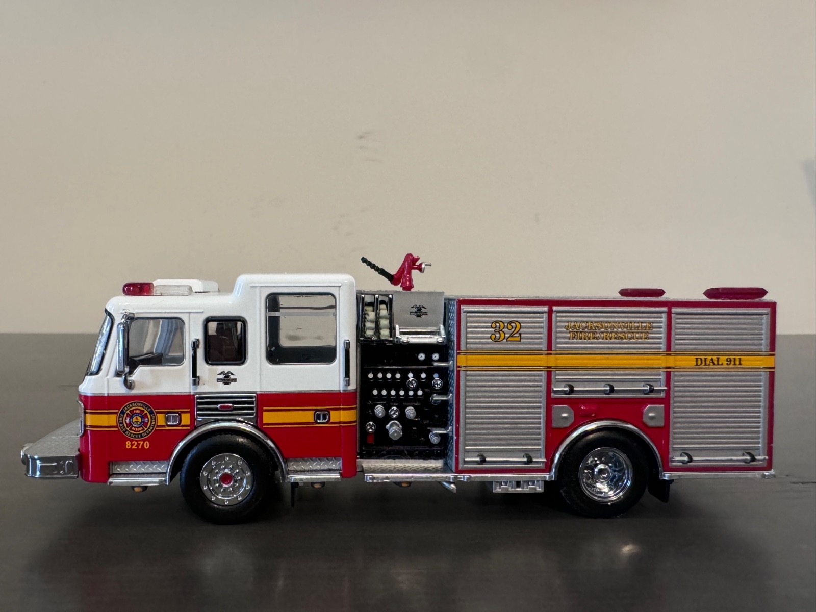 1/64 Code 3- American La France- ALF- Jacksonville FD- Engine 32