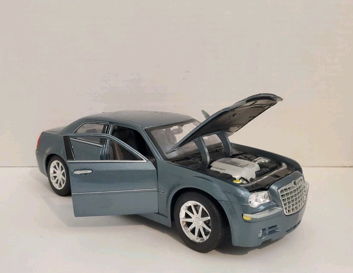 Maisto 2005 Chrysler 300C Hemi Teal 1/18 Scale Die Cast Model Car