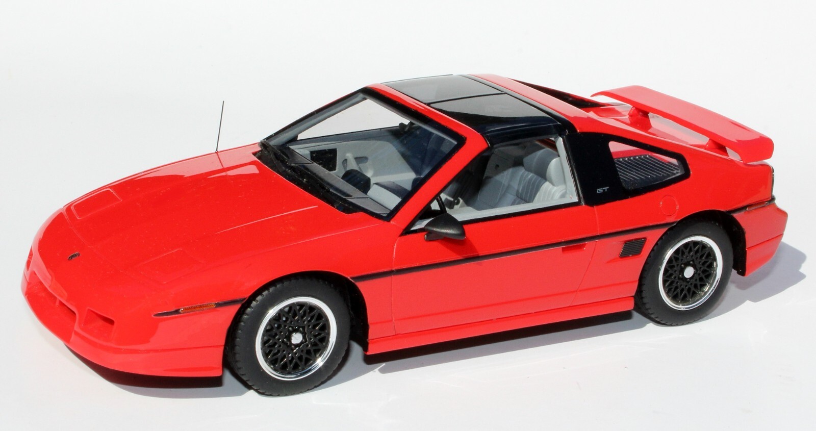 Automodello ONE24 1988 Pontiac Fiero GT Removable T-Top Panel 1:24 Red COA