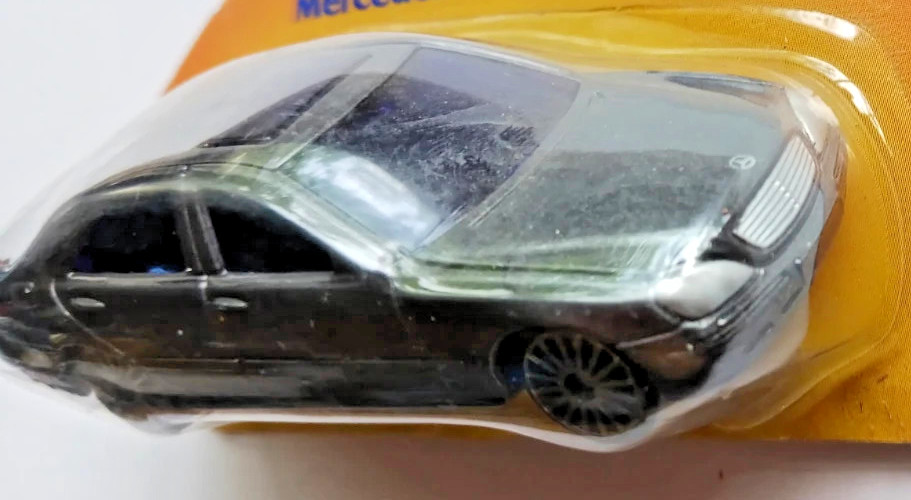Mercedes Benz S-Class Luxury Sports Sedan Maisto 1:64 Scale, New on a Cut Card