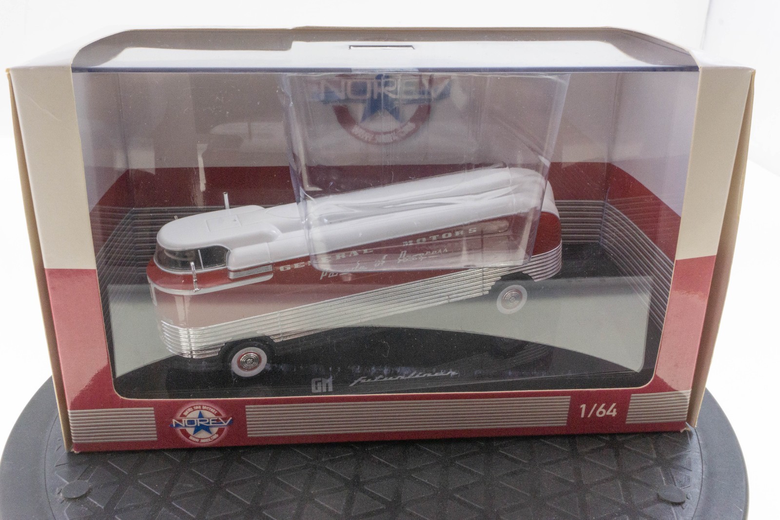 NOREV 1/64 GM Parade of Progress 1953 Futurliner Orig Box & Case 649300