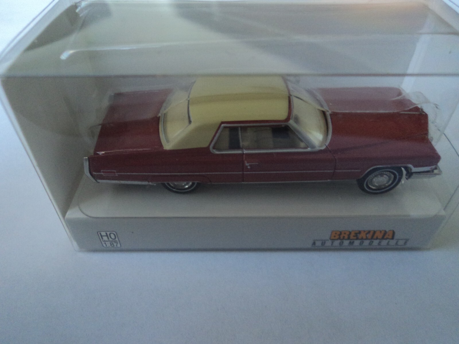 BREKINA 1972 CADILLAC DEVILLE RED HO 1/87 PLASTIC