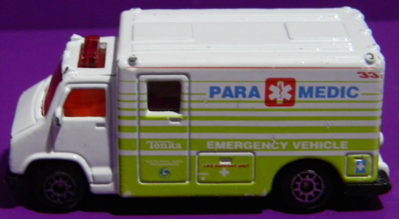 MAISTO PARAMEDIC AMBULANCE EMERGENCY VEHICLE DIECAST TRUCK