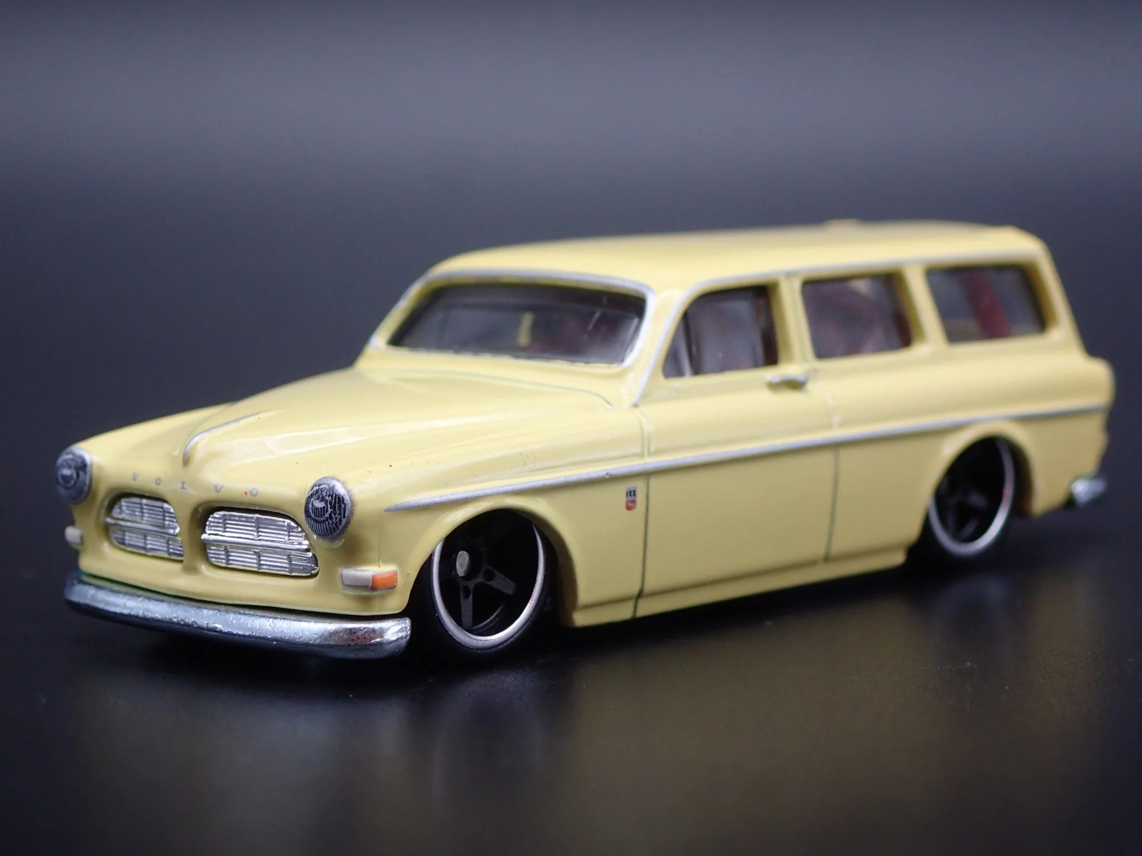 1962-1969 VOLVO P220 AMAZON STATION WAGON 1:64 SCALE DIORAMA DIECAST MODEL CAR