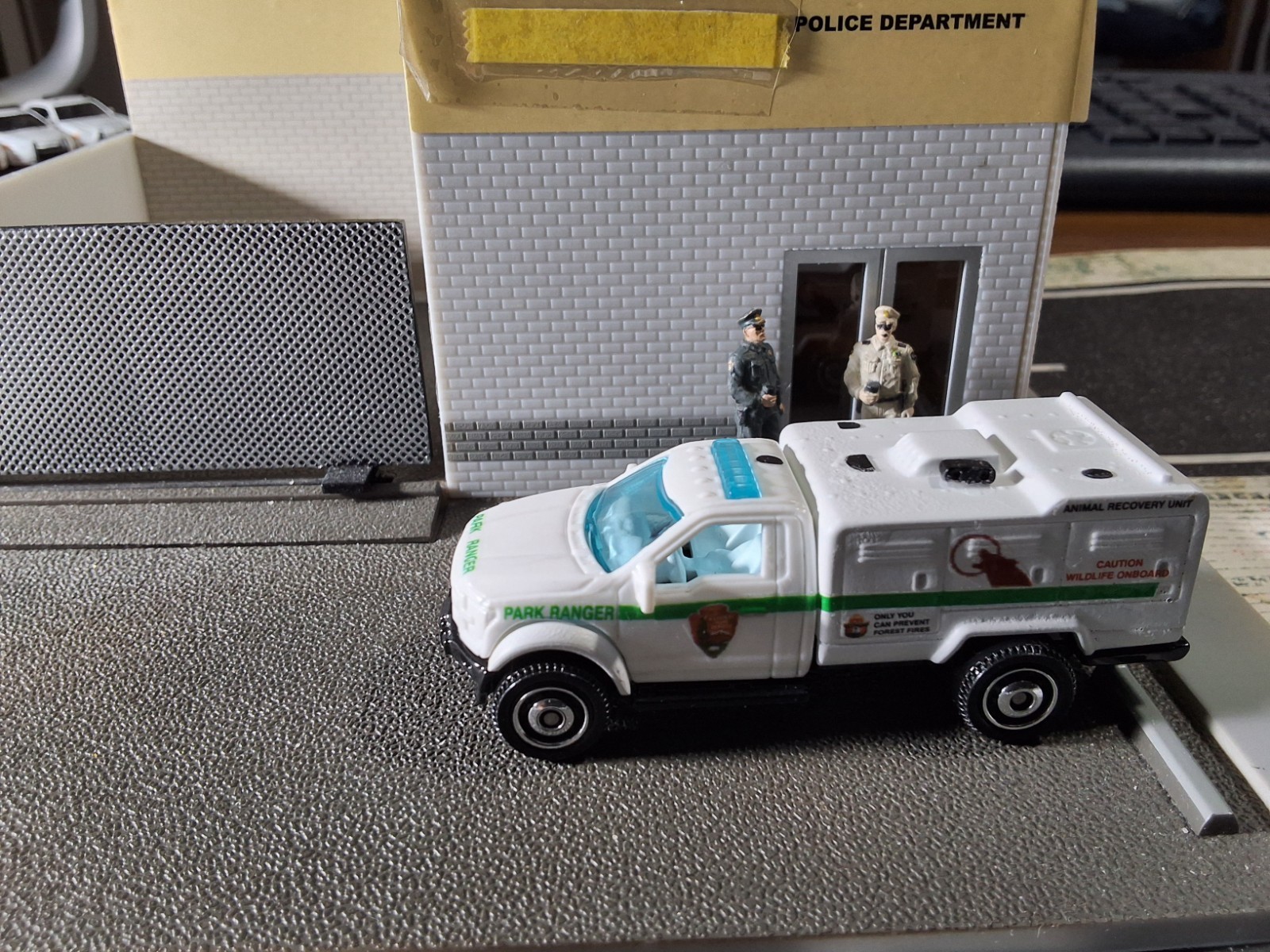 Matchbox Police CUSTOM FORD F-150 U.S. PARK RANGER ANIMAL RECOVEREY unit