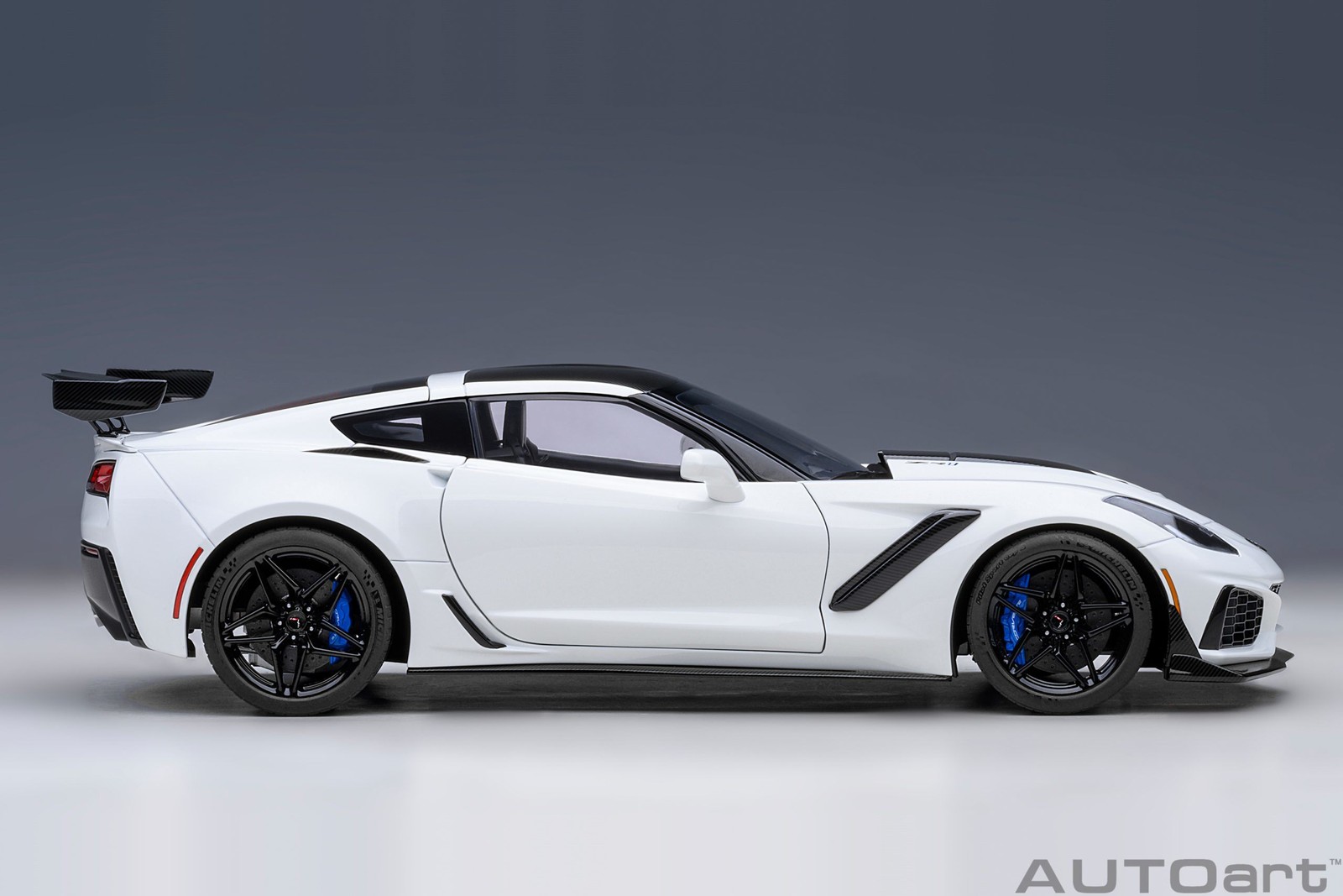 2019 Corvette C7 ZR1 in Arctic White in 1:18 Scale by AUTOart