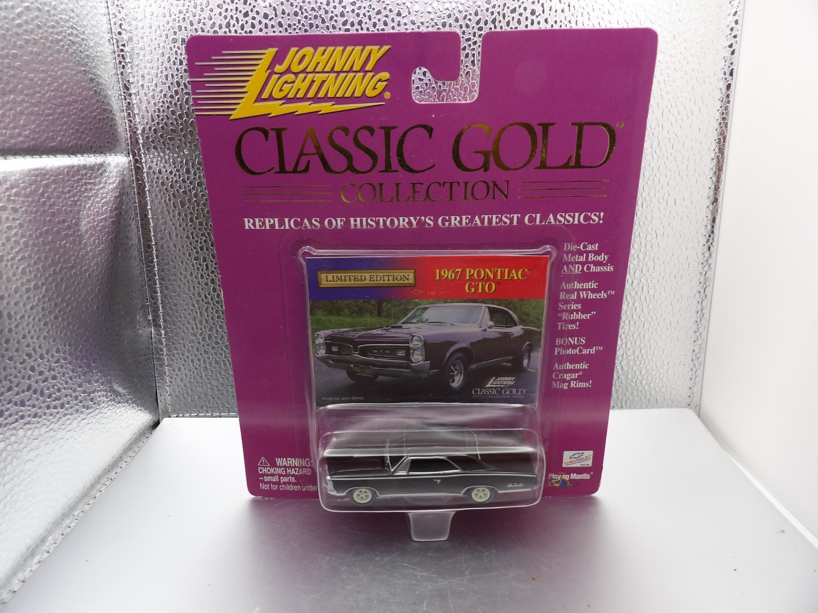 WHITE LIGHTNING 1967 PONTIAC GTO JOHNNY LIGHTNING CLASSIC GOLD COLLECTION 1:64