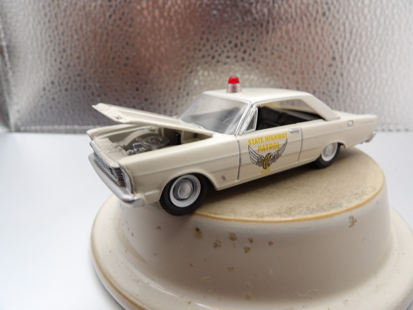 1965 FORD CUSTOM OHIO STATE HIGHWAY PATROL 2019 GREENLIGHT HOT PURSUIT 1:64