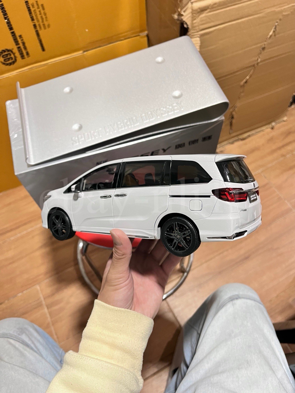 1:18 Scale Honda Odyssey Absolute Black Edition White Diecast Model With Base