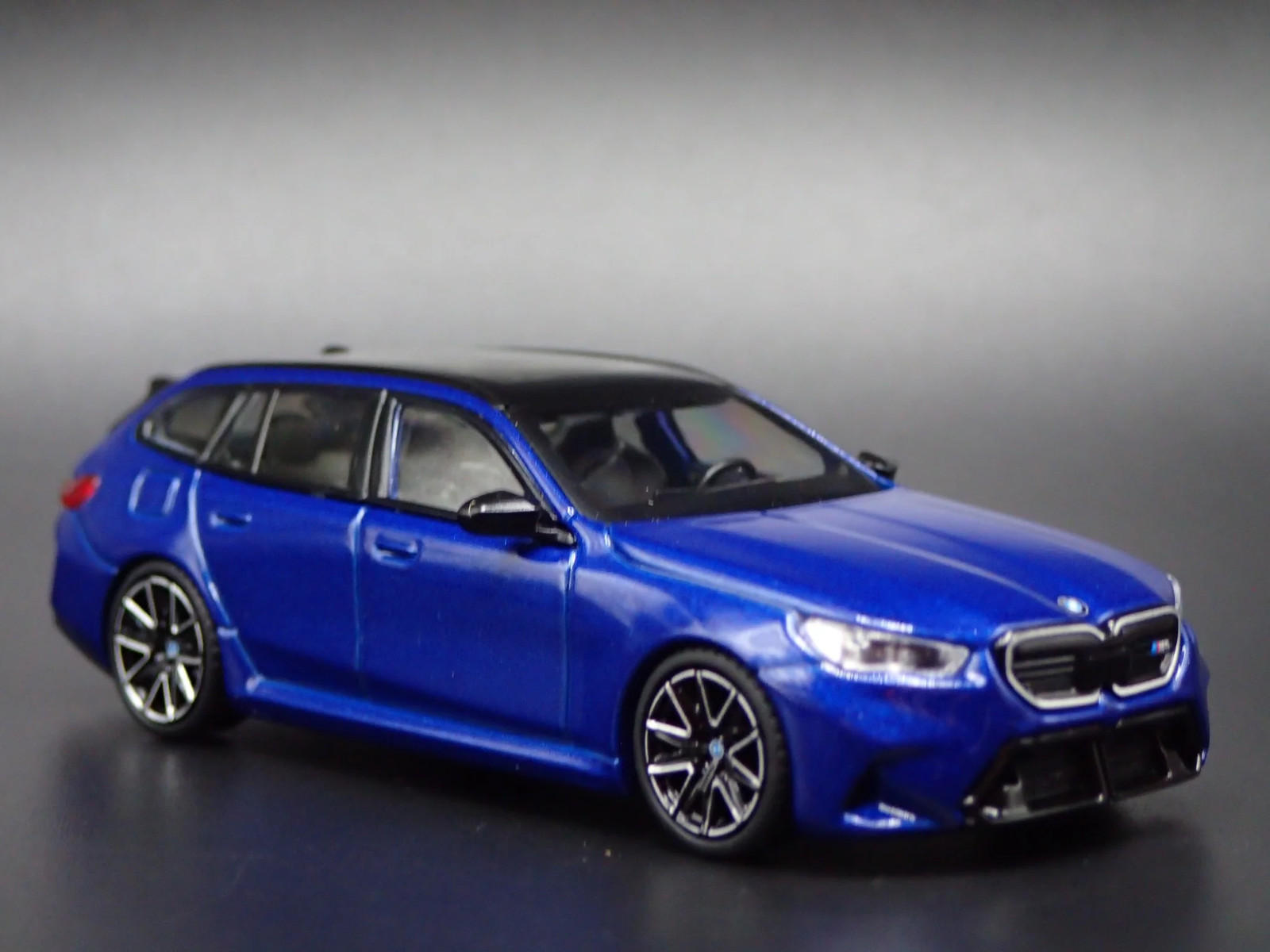 BMW M5 TOURING STATION WAGON BLUE 1/64 SCALE DIORAMA DIECAST MODEL CAR