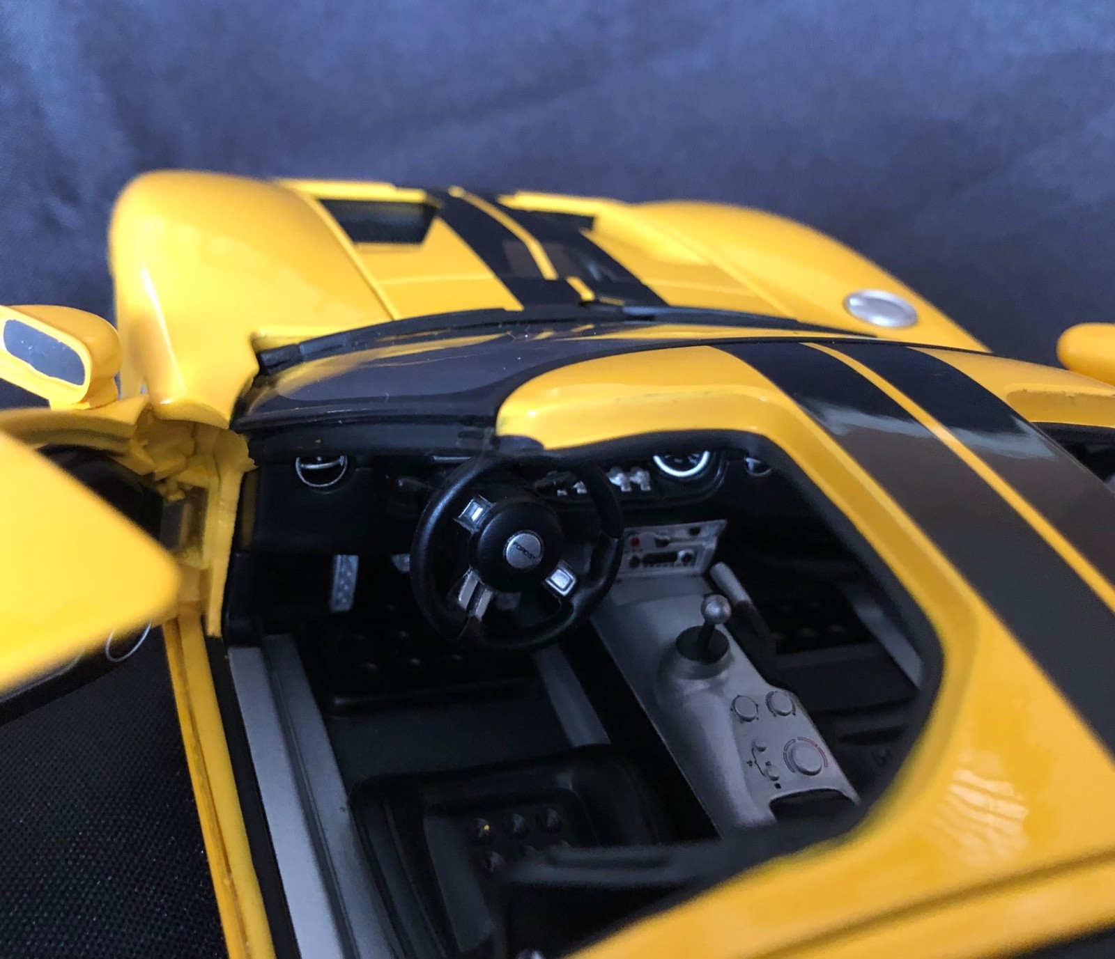 AUTO art Millennium 2004 Ford GT Yellow w/Black Stripes *NIB* 1:18