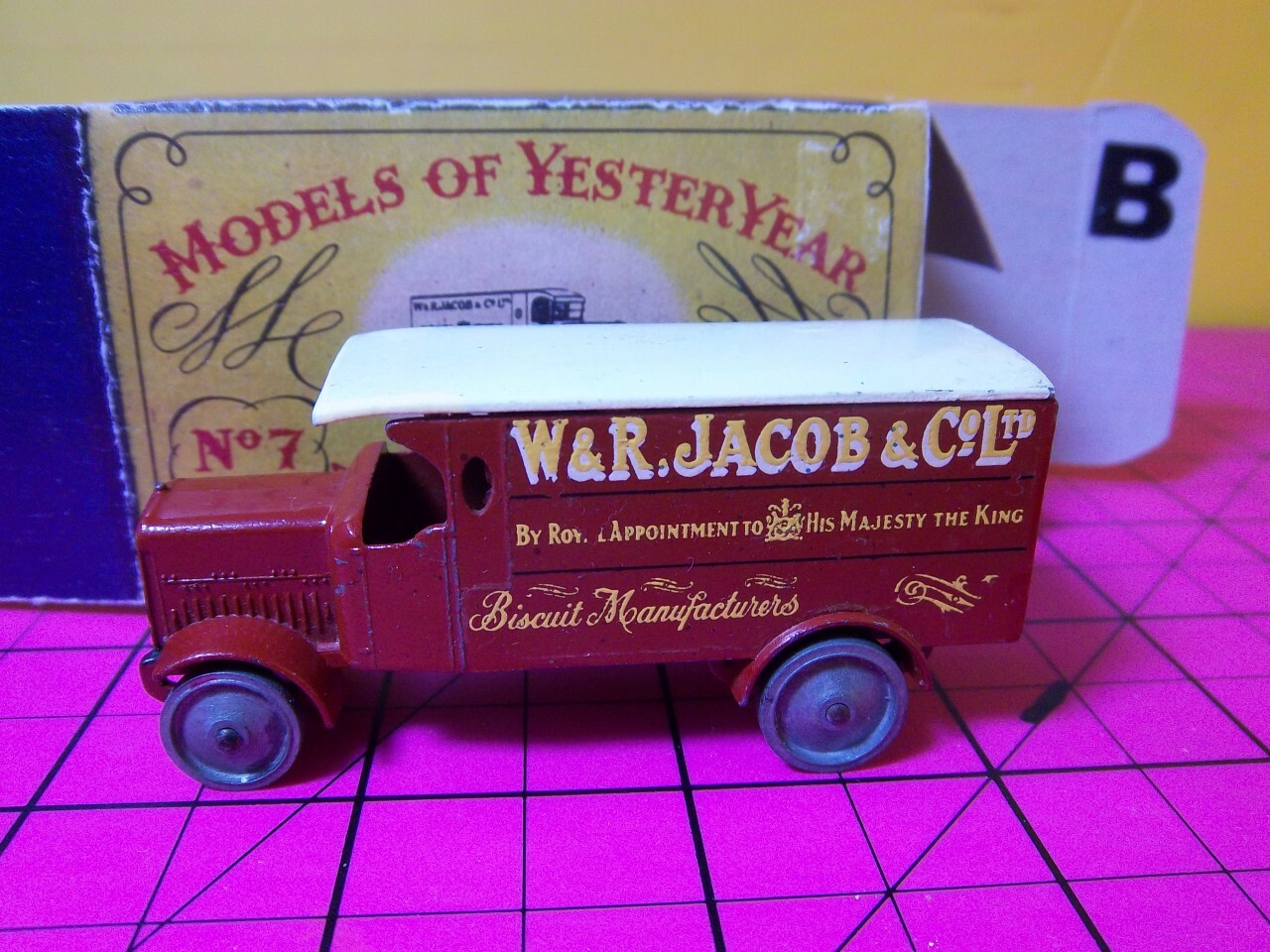 Y-7-1-8~ 4 TON LEYLAND VAN~RED RADIATOR&CHASSIS~VERY RARE~VINTAGE M.OF.YES.~ MIB