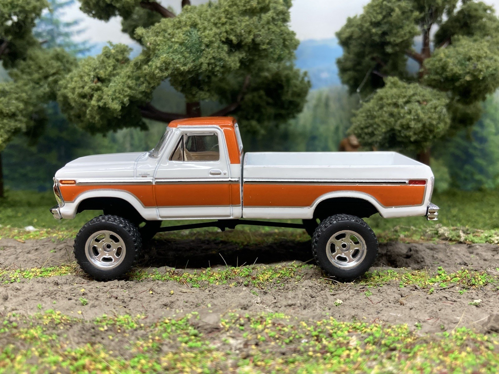 1977 Ford F-150 Ranger Explorer Lifted 4×4 Truck 1/64 Diecast Custom Greenlight