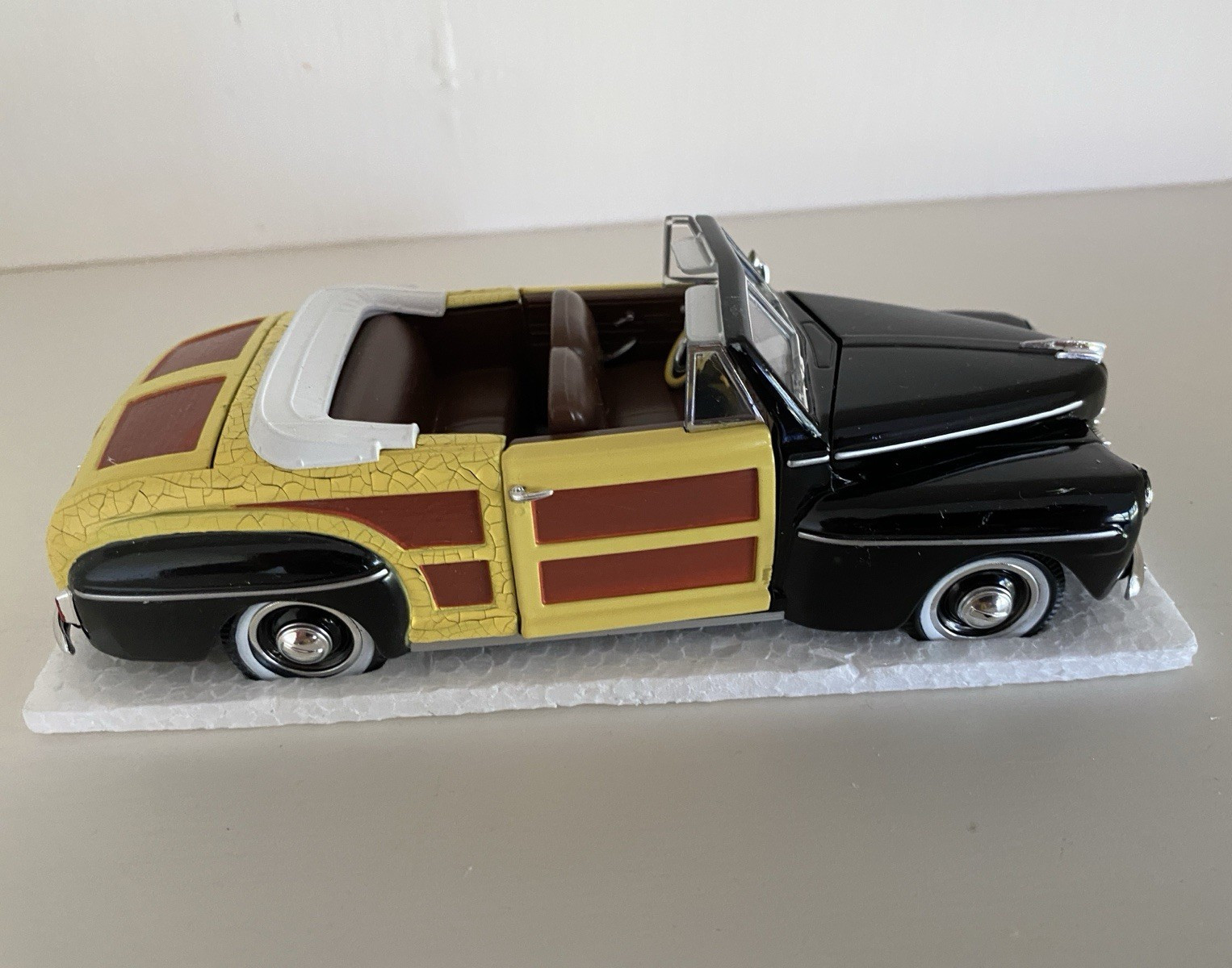 Ford 1946 Super DeLuxe Sportsman Convertible Black/Gold Diecast Model Car