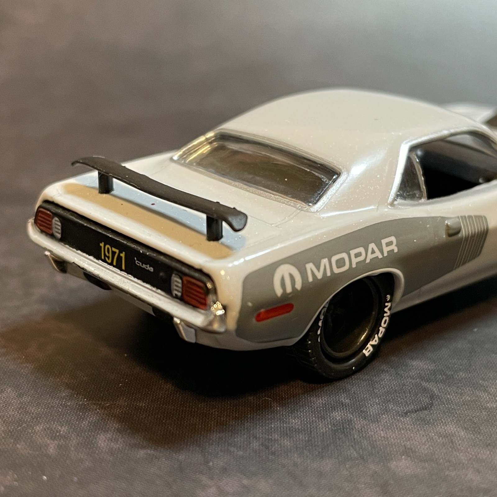 1971 Plymouth HEMI Cuda *light ceramic gray* 1/64 M2 Machines Premium Diecast