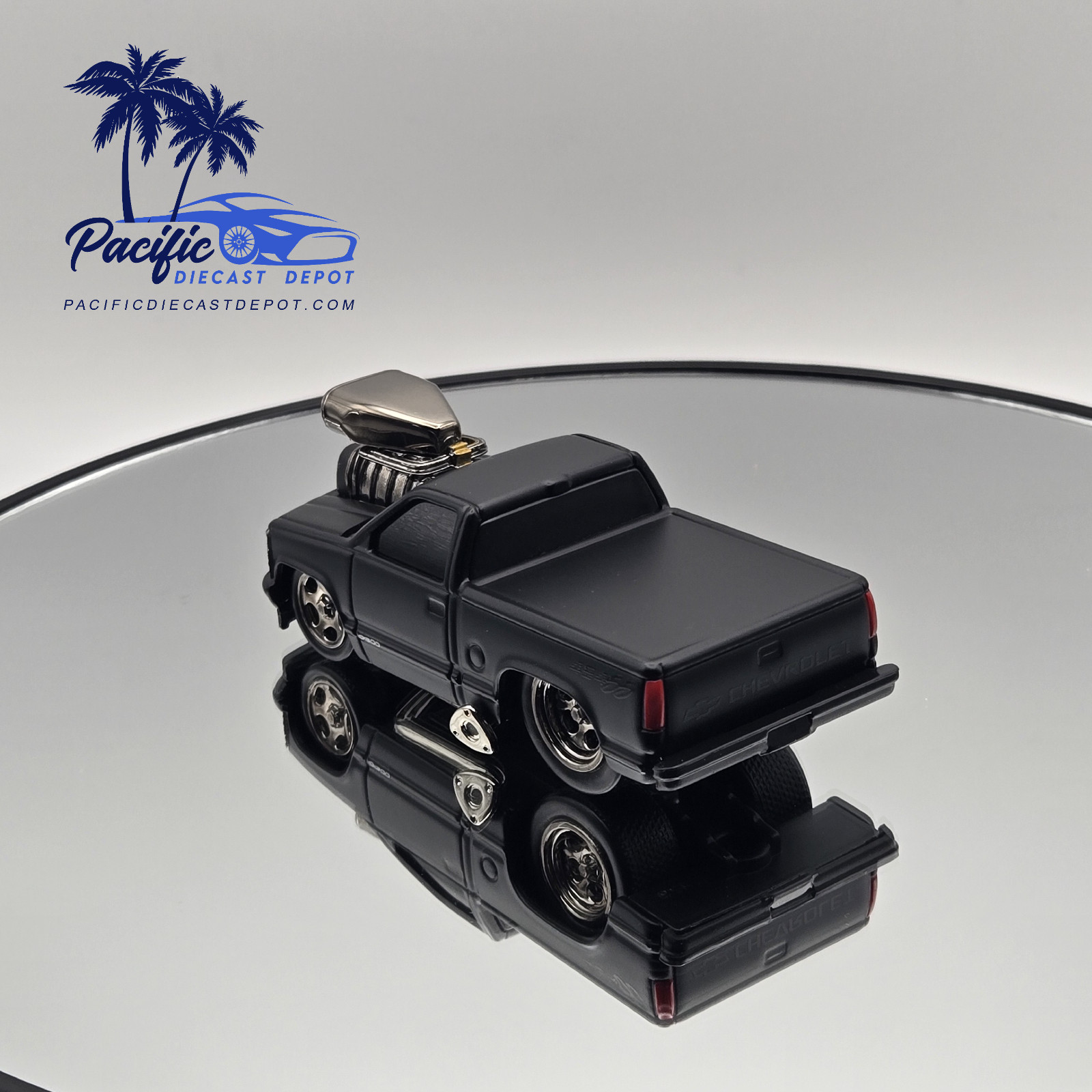 1993 Chevrolet 454 SS Pickup Truck 1/ 64 Blackout Edition Muscle Machines Stand