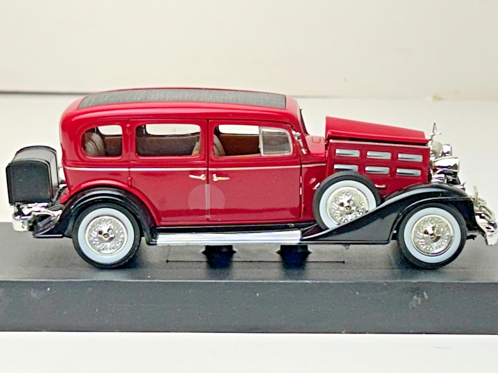 Signature Models 1:32 Scale Diecast 1933 Cadillac Fleetwood Sedan with Box