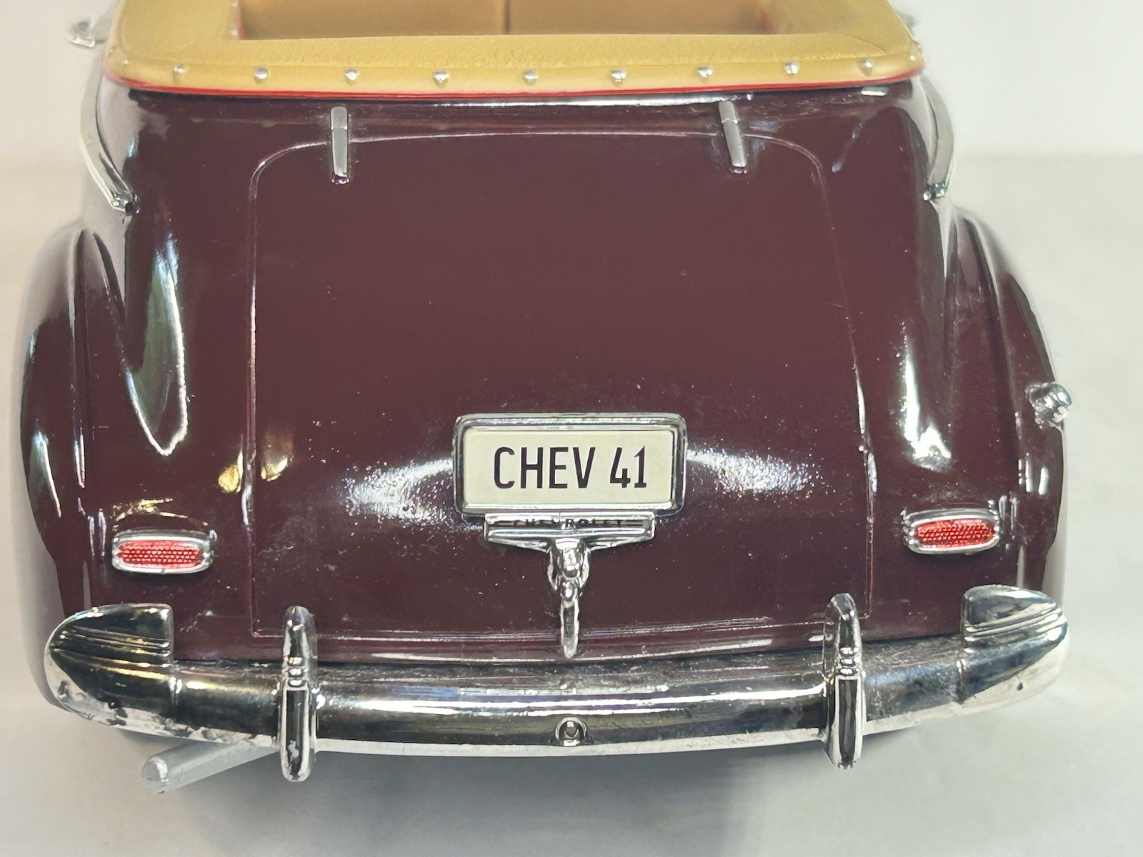 Universal Hobbies 1941 Chevrolet Special Deluxe Convertible Burgundy 1:18 DC