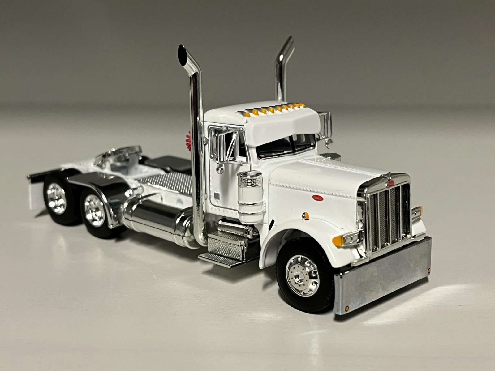DCP 1/64 White Day Cab Peterbilt 379 230″ Frame (5″ long)